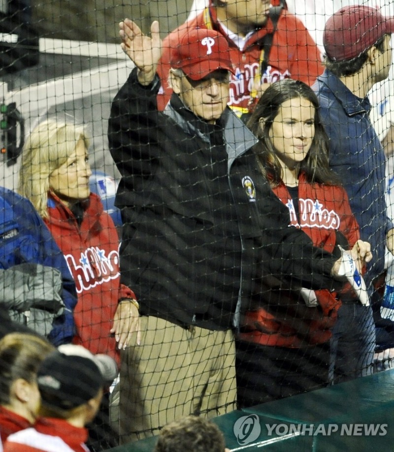 2009년 월드시리즈 경기장에 필라델피아 모자를 쓰고 나타난 바이든 당시 미국 부통령.  [EPA=연합뉴스]
