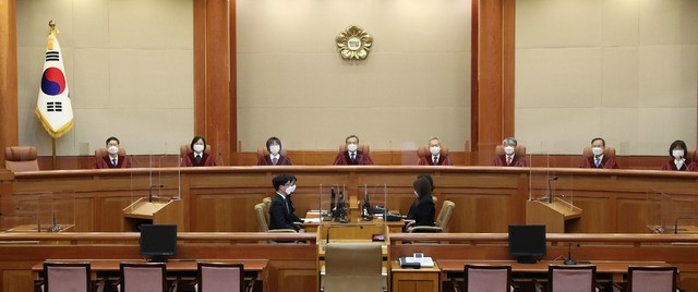 유남석 헌법재판소장과 재판관들이 지난달 29일 오후 서울 종로구 헌법재판소 대심판정에 입장해 자리하고 있다.