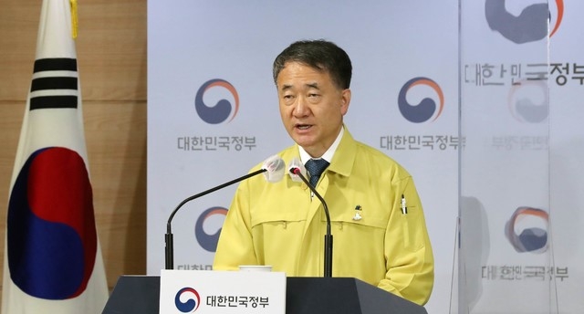 중앙재난안전대책본부 1차장인 박능후 보건복지부 장관이 1일 오후 서울 종로구 정부서울청사에서 열린 코로나19 중대본 회의 브리핑에 참석해 '사회적 거리두기 단계 격상에 따른 개편 방안'을 발표하고 있다. (공동취재사진)