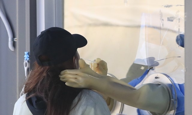 지난 8일 오전 서울 용산구 용산구보건소 코로나19 선별진료소에서 의료진이 검체를 채취하고 있다.