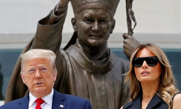 도널드 트럼프 미국 대통령과 부인 멜라니아 여사가 지난 6월 2일(현지시간) 미 워싱턴DC 내 성 요한 바오로 2세 국가 성지를 방문해 동상 앞에 헌화 후 기념촬영을 하고 있다. 멜라니아 여사는 이날 기념촬영을 하면서 트럼프 대통령의 웃어달라는 요청에 불편한 기색을 보인 것으로 전해졌다. 웃으며 사진을 찍던 트럼프 대통령이 멜라니아에게 "좀 웃지 그래?"(Can you please smile?)라고 하자 멜라니아 여사는 억지로 웃는 표정을 짓고 이내 무뚝뚝한 모습으로 돌아왔으며 이 장면은 SNS를 통해 퍼지고 있다.