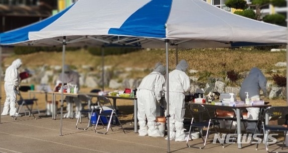 전남 여수의 한 초등학교에 8일 '코로나19'선별진료소가 설치돼 학생과 교사 등에 대한 검체채취가 진행되고 있다. 여수시는 9일 오전까지 확진자와 직·간접접촉자 305명을 검사해 모두 '음성' 판정됐다고 밝혔다.(사진=독자제공)