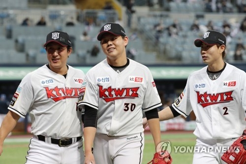 kt 선발투수 소형준이 2회초를 무실점으로 막은 뒤 내야수 황재균, 심우준의 격려를 받고 있다
