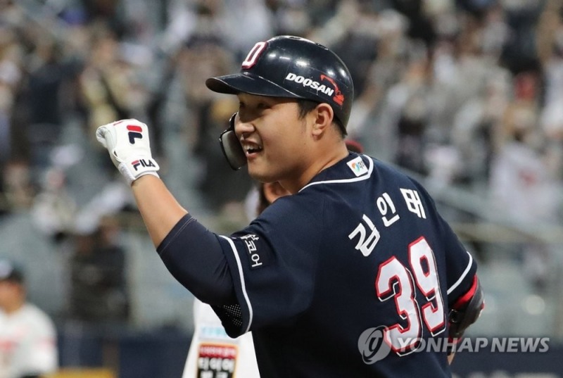 두산의 김인태가 9일 고척 스카이돔에서 열린 플레이오프 1차전 1사 3루에서 대타로 나서 우전 결승타를 날린 뒤 환호하고 있다.