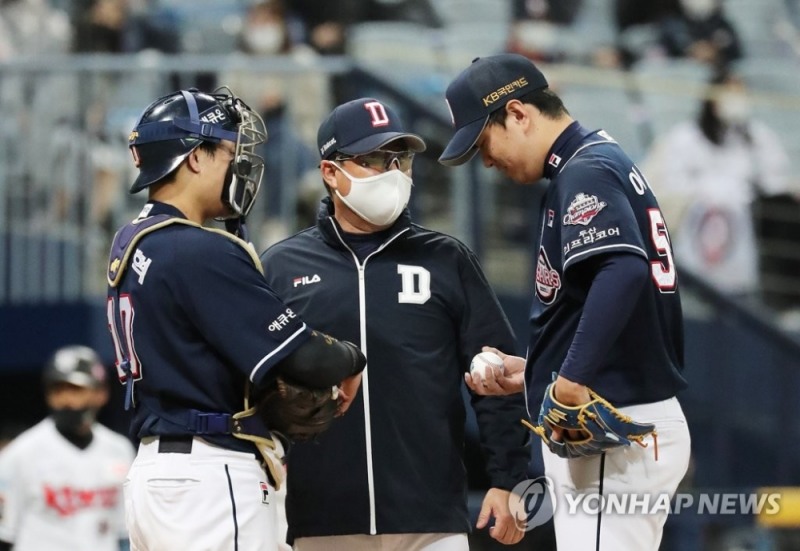 두산 김태형 감독이 9일 고척스카이돔에서 열린 2020 플레이오프 1차전 8회말 2사 2, 3루 위기 상황에서 마운드에 올라가 마무리 투수 이영하와 이야기를 하고 있다.