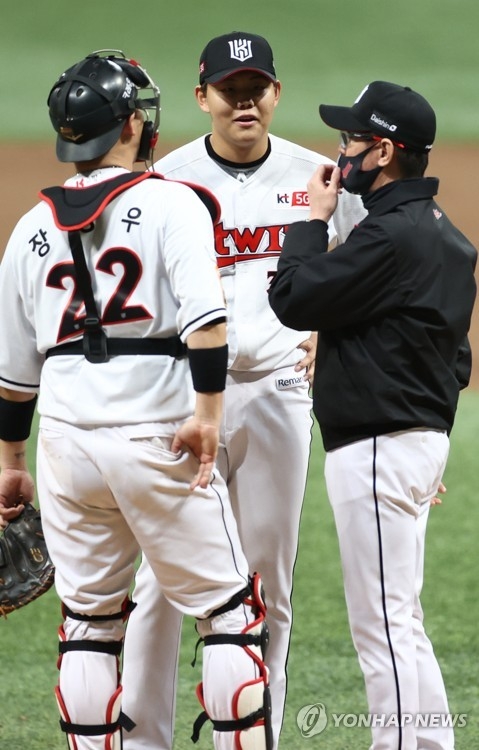 KT 이강철 감독이 두산과의 플레이오프 1차전에서 7회초 마운드에 직접 올라가 선발 소형준, 포수 장성우와 함께 이야기를 하고 있다.