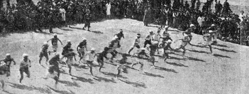1933년 동아일보사가 주최한 제3회 경성~망우리 단축마라톤대회 출발 모습.  손기정이 이 대회에서 우승을 차지하면서 본격적으로 마라톤에 전념하기 시작했다. 