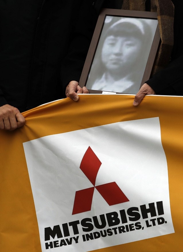 미쓰비시중공업 강제동원 피해자 손배소 대법원 판결을 앞둔 지난해 11월 29일 오전 서울 서초구 대법원 앞에서 한 시민단체 회원이 강제동원 피해자 고 김순례 씨의 영정사진을 들고 있다.