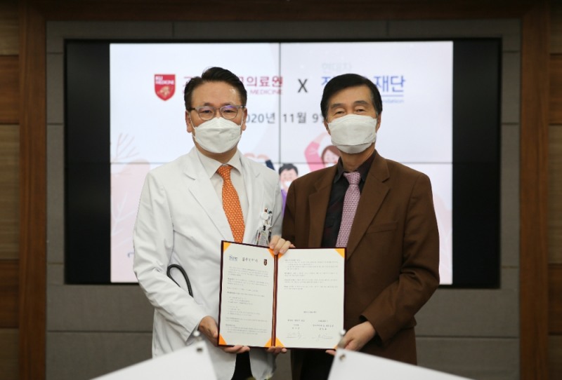 11월 9일 고려대학교의료원에서 (오른쪽)재단 권오규 이사장, (왼쪽)의료원 김영훈 의무부총장이 참석한 가운데 ‘온드림 모바일 병원 구축’ 사업 협약식이 진행되었다.