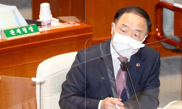 홍남기 경제부총리 겸 기획재정부 장관이 9일 서울 여의도 국회에서 열린 예산결산특별위원회 전체회의에서 질의에 답변하고 있다. (공동취재사진)