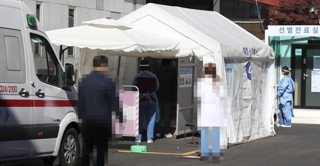지난 9일 서울 국립중앙의료원에 마련된 코로나19 선별진료소에서 시민들이 검사를 위해 대기하고 있다. 