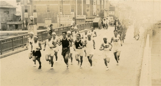 사진=1939년 손기정선생이 진행한 “뛰어라!, 걸어라!” 전국 캠페인 참가자들과 함께 달리는 손기정 