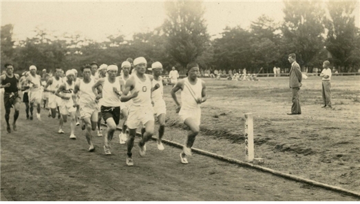 1939년 손기정 선생이 진행한 "뛰어라! 걸어라!" 전국 캠페인 참가자들과 함께 달리는 손기정 <사진=손기정 기념재단>