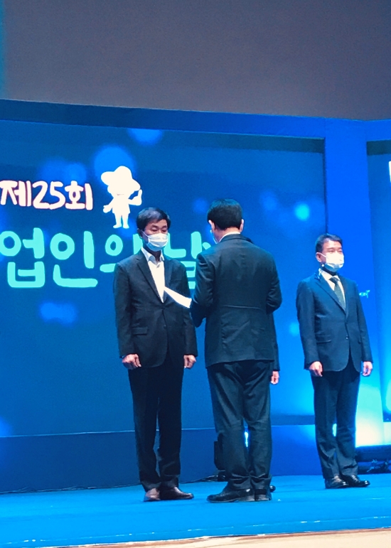 박봉순 나주부시장이 지난 9일 전남도청 김대중강당에서 개최된 농업인의 날 행사에 참석해 농정업무 종합평가 우수상을 수상하고 있다./사진=나주시