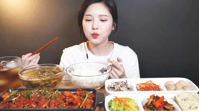 문복희는 지난 8월 뒷광고와 먹뱉으로 논란을 빚은 바 있다(사진=문복희 유튜브 발췌).