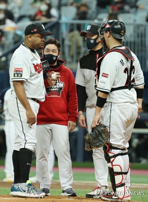 KT의 데스파이네가 2회부터 매회 주자를 내보내면서 에이스다운 모습을 보이지 못하고 5회초 무사 만루에서 강판당하고 말았다.