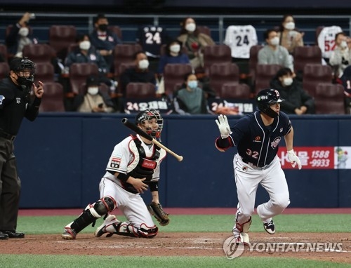 두산 4번타자 김재환이 10일 고척 스카이돔에서 열린 KT와의 플레이오프 2차전 5회초 무사 만루에서 2타점 중전적시타를 날리고 있다. 김재환은 이날 5타수 3안타 3터점으로 두산의 해결사 역할을 완벽하게 해냈다.