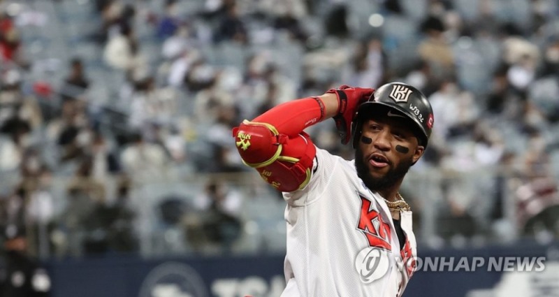 KT의 로하스가 3회말 추격에 불을 당기는 우중간 홈런을 날리고 베이스를 돌고 있다.