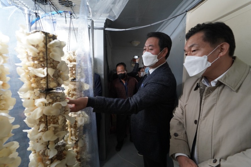 (사)주거복지연대 경기남부지사 이석훈 지사장(좌측)이 실내버섯재배에 대한 설명을 하고 있다.