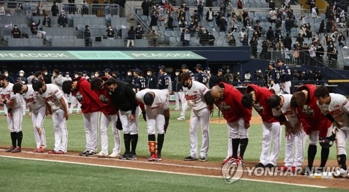 10일 고척 스카이돔에서 열린 플레이오프 2차전에서 두산에 1-4로 패한 KT 선수들이 팬들에게 인사를 하고 있다.