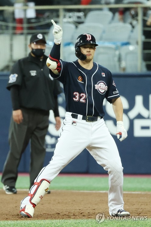 가을에 깨어난 고척 사나이 김재환플레이오프 2차전에서 두산 김재환이 5회초 무사 만루에서 승리의 쐐기를 박는 2타점 우중간 안타를 친 뒤 세러머니를 하고 있다.