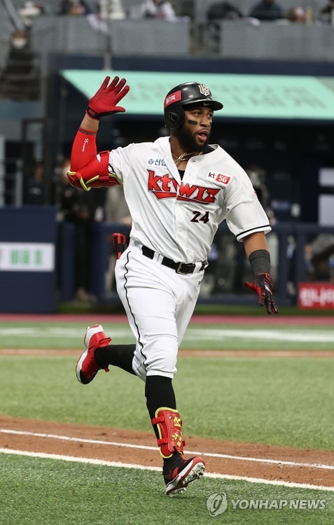 KT의 포스트시즌 첫 홈런 주인공 로하스올시즌 타격 4관왕 로하스가 플레이오프 2차전에서 두산의 선발 최원준으로 부터 3회말 우중간 홈런을 날린 뒤 홈인하고 있다.