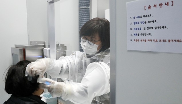 지난 10일 오후 인천 부평구보건소 주차장에 설치된 ‘개방형 호흡기 전담클리닉’에서 환자가 검사를 하고 있다. 호흡기 전담클리닉은 겨울철을 맞아 신종 코로나바이러스 감염증(코로나19) 증상과 유사한 호흡기 환자들이 일선 의료기관에서 진료를 거부당하는 사례가 있어 호흡기·발열 환자의 진료 공백을 최소화하기 위해 마련했다.