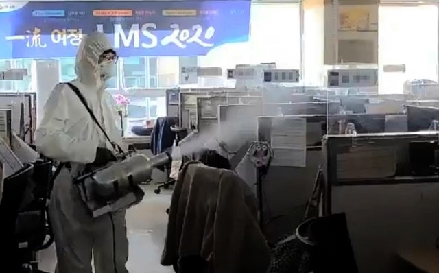 충남 천안과 아산지역에서 코로나19 확진자가 콜센터에서 방역 관계자들이 방역 작업을 하고 있다.