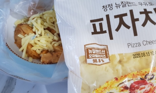 서울우유 피자치즈속에서 발견된 곰팡이 모습. 당시 유통기한이 3주이상 남았음에도 이같은 곰팡이가 발견됐지만 회사측은 "우리 회사 제품에서 발생한 곰팡이는 먹어도 탈안난다"는 황당한 답변을 해서 물의를 빚고 있다. / 사진 =제보자 A씨