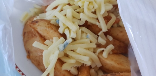 서울우유 피자치즈속에서 발견된 곰팡이 모습. 당시 유통기한이 3주이상 남았음에도 이같은 곰팡이가 발견됐으며 이를 섭취한 소비자는 곰팡이 독성으로 인해 한달가량 병원 신세를 져야 했다. / 사진 =제보자 A씨