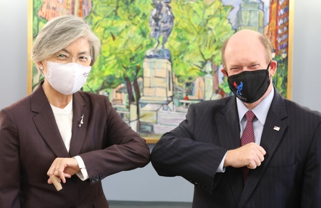 미국을 방문중인 강경화 외교부 장관이 10일(현지시간) 크리스 쿤스 민주당 상원의원과 면담에 앞서 인사하고 있다. (사진=외교부 제공)