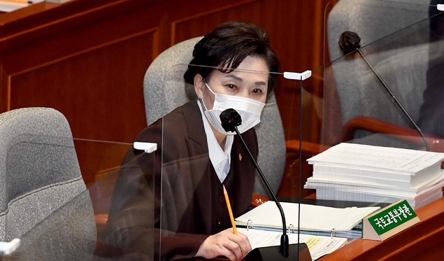 김현미 국토교통부 장관이 10일 서울 여의도 국회에서 열린 예산결산특별위원회 전체회의에서 의원의 질의에 답하고 있다. (공동취재사진)