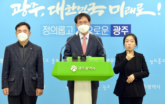 최영태 광주 시민권익위원장이 11일 오후 시청 브리핑룸에서 광주 민간공항 및 군공항 이전에 대한 여론조사 결과를 발표하고 있다./사진=광주시