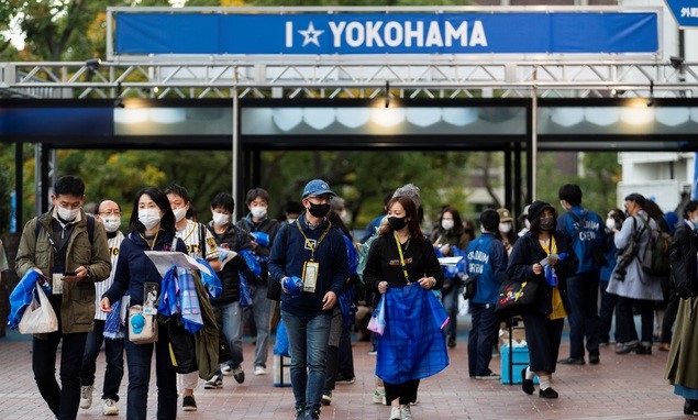 30일 일본 도쿄 남쪽 요코하마의 요코하마 스타디움에서 한신 타이거스와 요코하마 DeNA 베이스타즈의 일본 프로야구 경기를 보려는 야구팬들이 경기장에 입장하고 있다. 일본은 30일~다음 달 1일 3일간 요코하마 스타디움에서 열리는 야구 경기에 수용 인원 3만4000명의 관람석을 대부분 채워 코로나19 전파 정도를 실험하는 것으로 알려져 논란이 되고 있다.