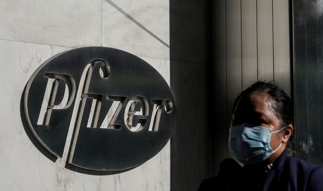 9일(현지시간) 한 행인이 미국 뉴욕에 있는 제약사 화이자 본사를 지나가고 있다