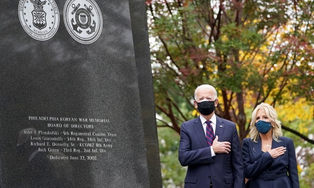 조 바이든 차기 미국 대통령 당선인과 부인 질 여사가 11일(현지시간) 재향군인의 날을 맞아 필라델피아에 위치한 한국전쟁 참전 기념비를 찾았다.