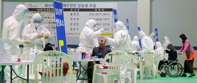 전주시가 요양병원 등의 신종 코로나바이러스 감염증(코로나19)에 취약한 고위험군 시설을 대상으로 전수조사를 시작한 11일 전북 전주시 전주화산체육관 선별진료소에서 의료진들이 시민들을 대상으로 검체 채취를 하고 있다.