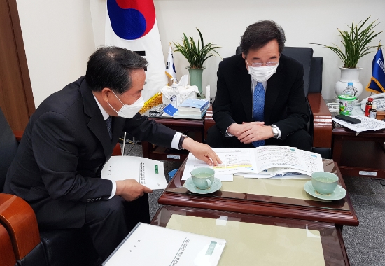 최형식 담양군수는 12일 국회를 방문하여 이낙연 더불어민주당 대표에게 각종 현안사업이 국가예산안에 반영될 수 있도록 협조를 당부하고 있다./사진=담양군