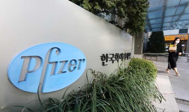 미국 제약회사 화이자가 신종 코로나바이러스 감염증(코로나19) 백신 3상 임상에서 90% 효과를 확인했다고 알려진 10일 오전 서울 중구 한국화이자제약 앞을 한 시민이 걸어가고 있다.