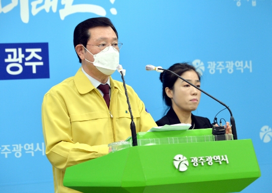 이용섭 광주광역시장이 12일 오후 시청 브리핑룸에서 코로나19 관련 브리핑을 갖고 있다./사진=광주시