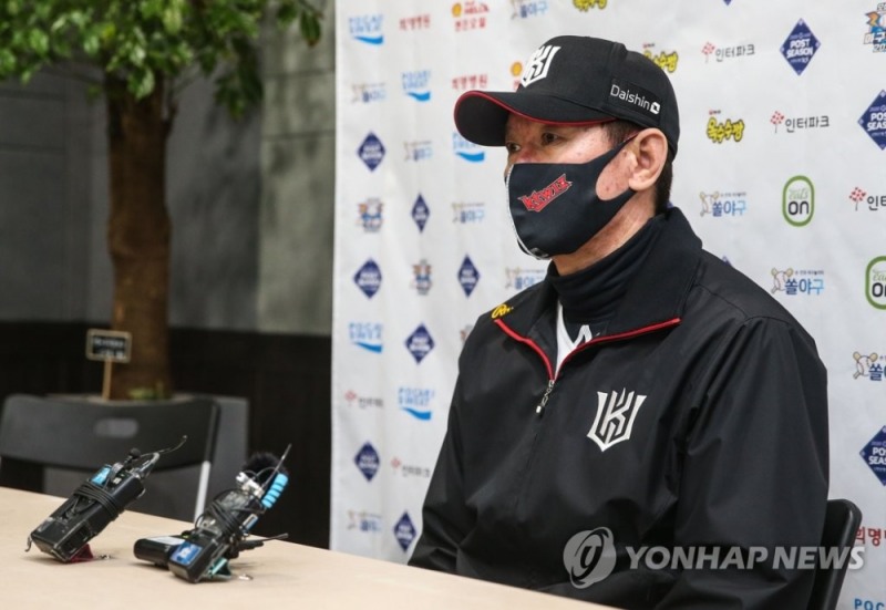 플레이오프 3차전에 앞서 인터뷰를 하고 있는 KT 이강철 감독