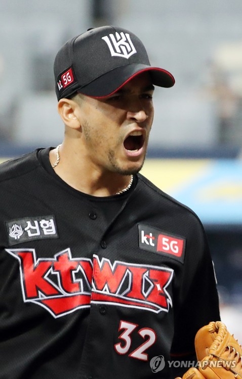 쿠에바스가 플레이오프 3차전에서 8이닝동안 3안타 1실점으로 호투하고 더그아웃으로 들어오면서 환호하고 있다