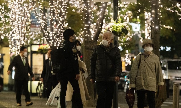 12일 일본 수도에서 사람들이 마스크를 쓰고 동절기 조명이 켜진 거리를 걷고 있다