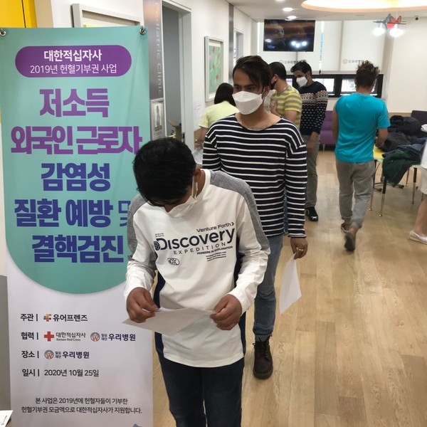 독감접종을 위한 대기하는 중