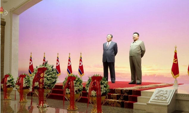 북한, 軍생활관서 "김일성·김정일 초상화 철거지시"