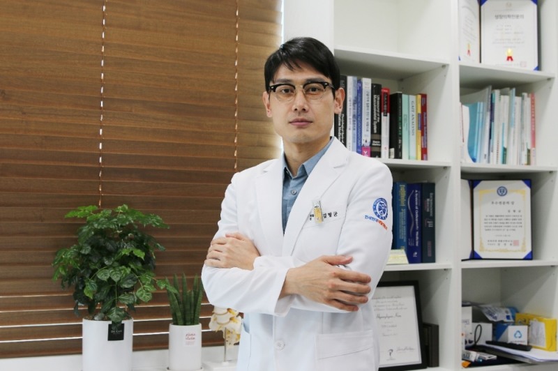 테니스 엘보우 의심 된다면, 조기 재활치료 통해 만성통증 막아야