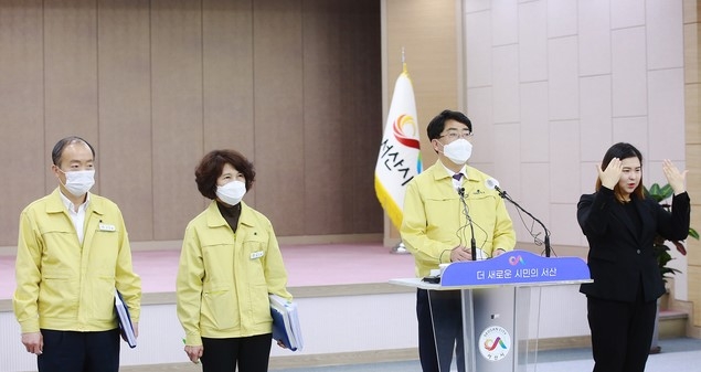 맹정호 서산시장이 13일 오후 시청 대회의실에서 공군 부대 집단 확진 관련 설명을 하고 있다(사진=서산시)