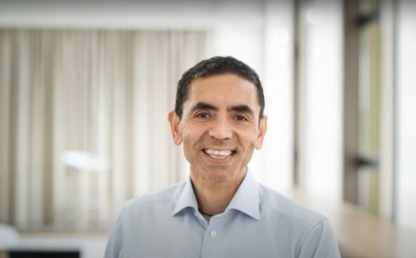 미국 제약사 화이자와 공동으로 백신을 개발한 독일 바이오엔테크(BioNTech)의 최고경영자(CEO) 우구르 사힌(사진)은 자사의 백신으로 "바이러스를 박살낼 수 있다"며 12일(현지시간) 가디언과의 인터뷰에서 자신감을 보였다. (사진=유튜브 캡처)