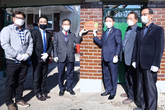 여수시는 지난 12일 저소득 복지위기가구의 주거환경개선을 위해 LG화학(주) 여수공장과 함께 ‘희망하우스 15호’를 준공하고 문패를 달고 있다./사진=여수시