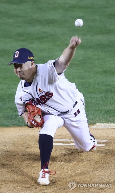 8년 연속 10승을 올린 유희관이 올시즌 포스트시즌에 첫 출격해 단 3타자에게 3안타를 맞고 강판당하고 말았다.